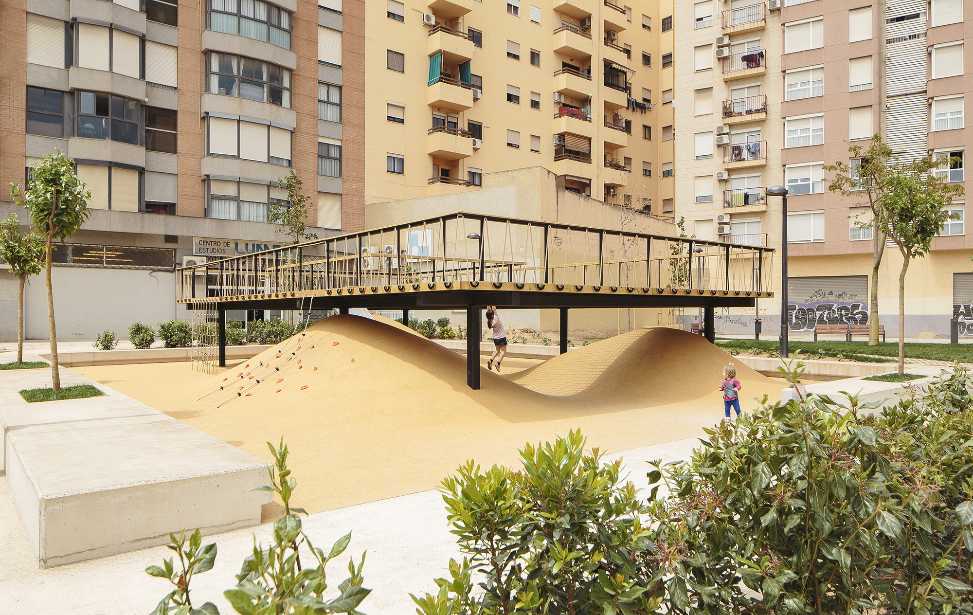 Playground Landscapes at Santa María Mazzarello Square / HDH arquitectos-15