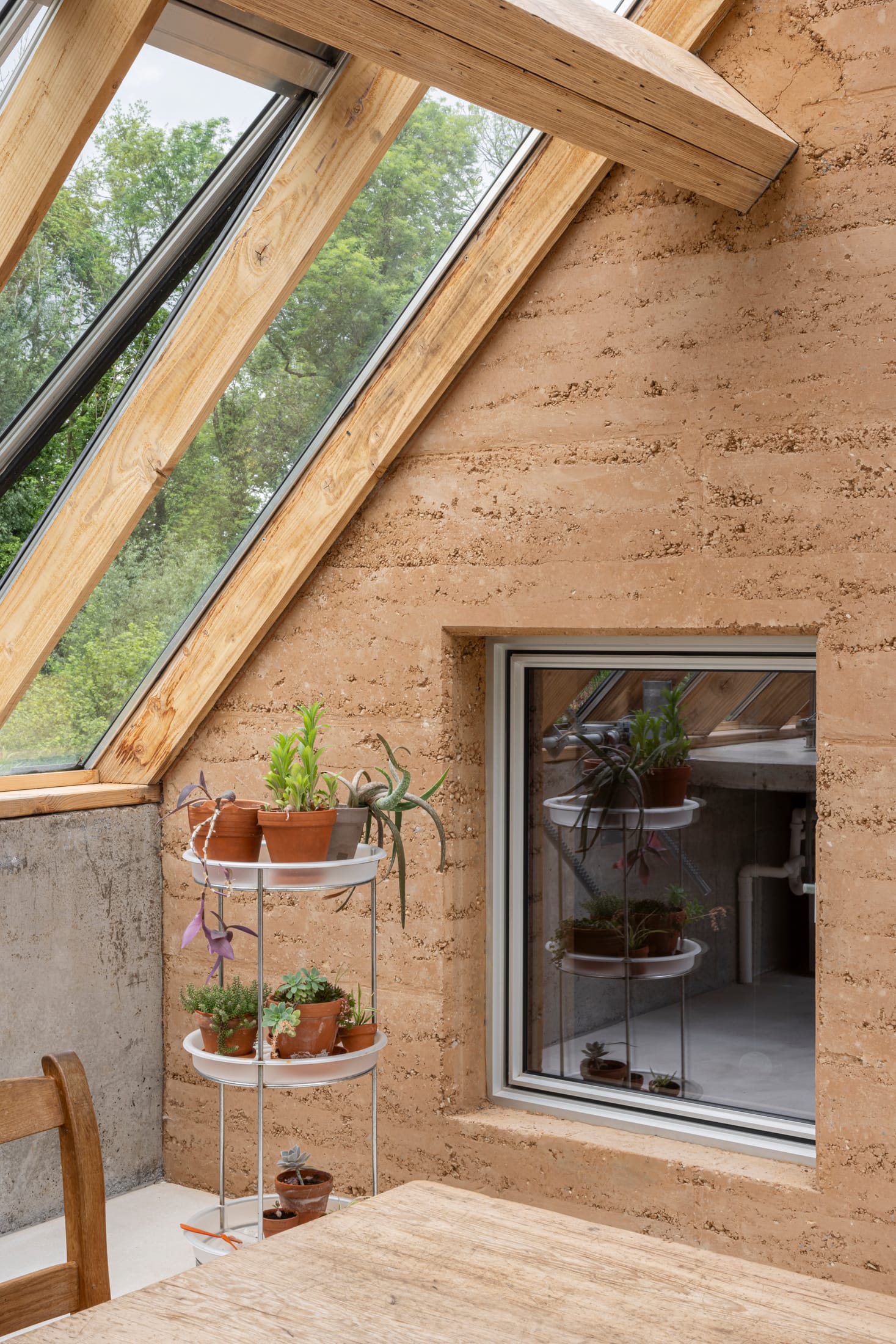 Hé Architectuur Transform 1990s Belgian Fermette with Rrammed Earth Walls and Winter Garden.-41