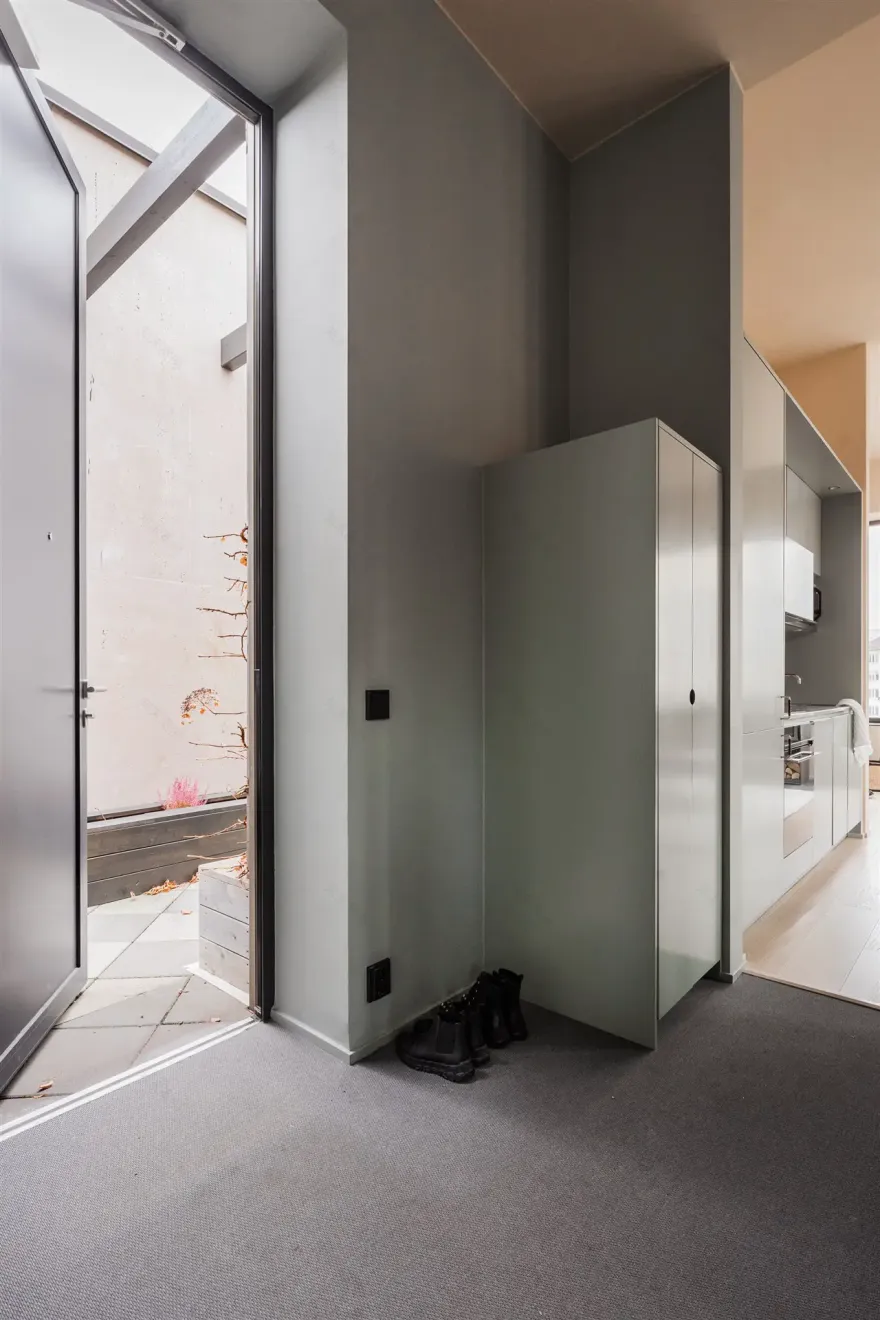 瑞典 37m2 屋顶小屋 | 工业风独立空间,4 米高天花板与 72m2 露台-6