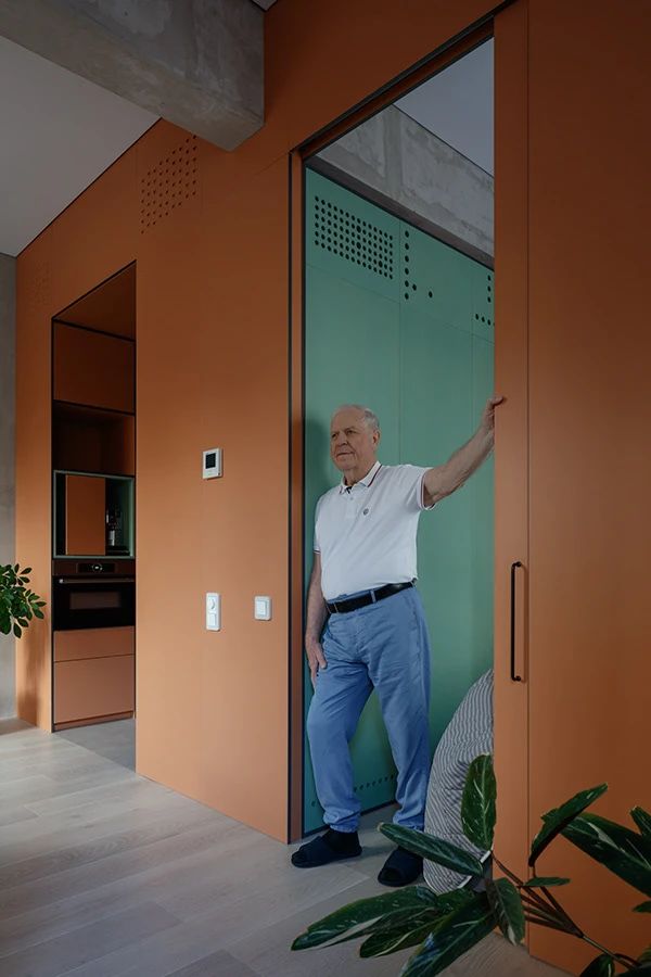 48㎡独居老人的彩色魔盒丨DVEKATI 团队-39