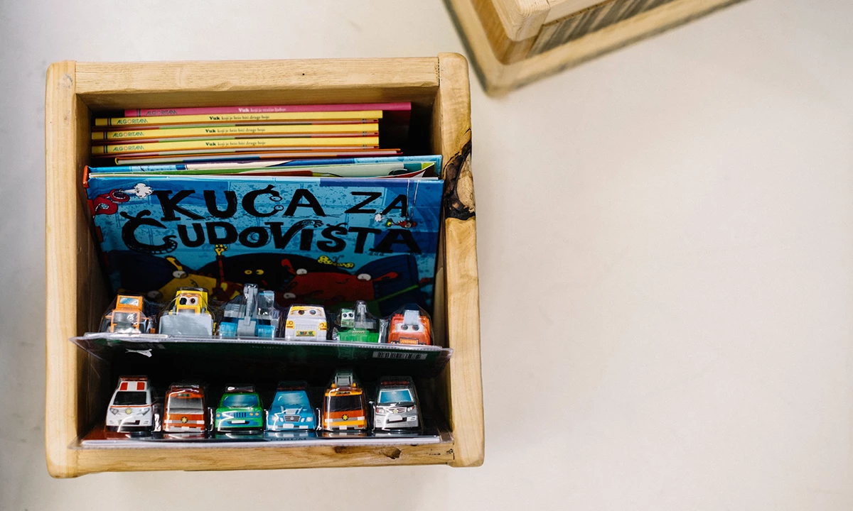 关爱环境与人的克罗地亚书店设计-16