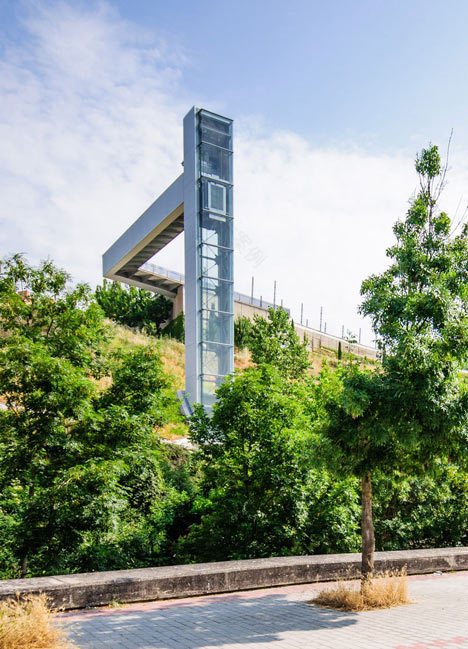 Steel-clad outdoor elevator connects the city and suburb in Pamplona-2