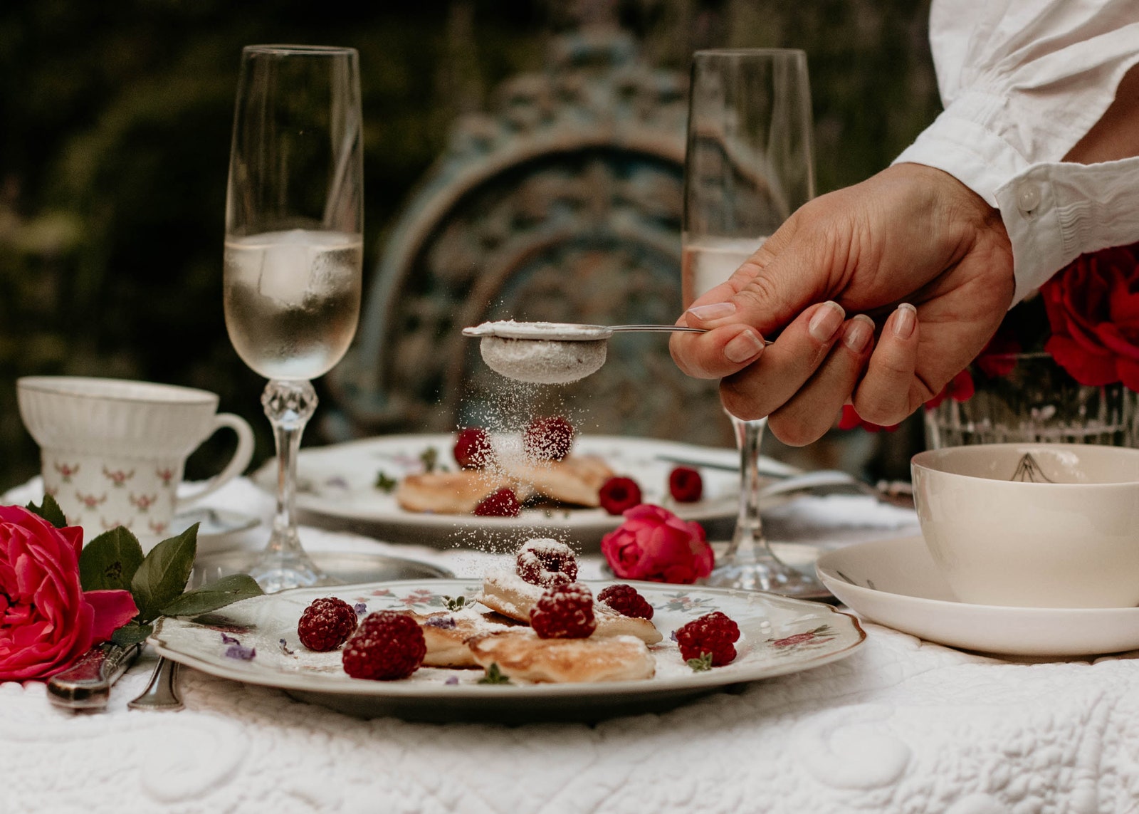 户外早餐服务布置案例（“Под кустом”花园）丨俄罗斯莫斯科丨室内设计师兼艺术史学家 Катя Гулюк-9