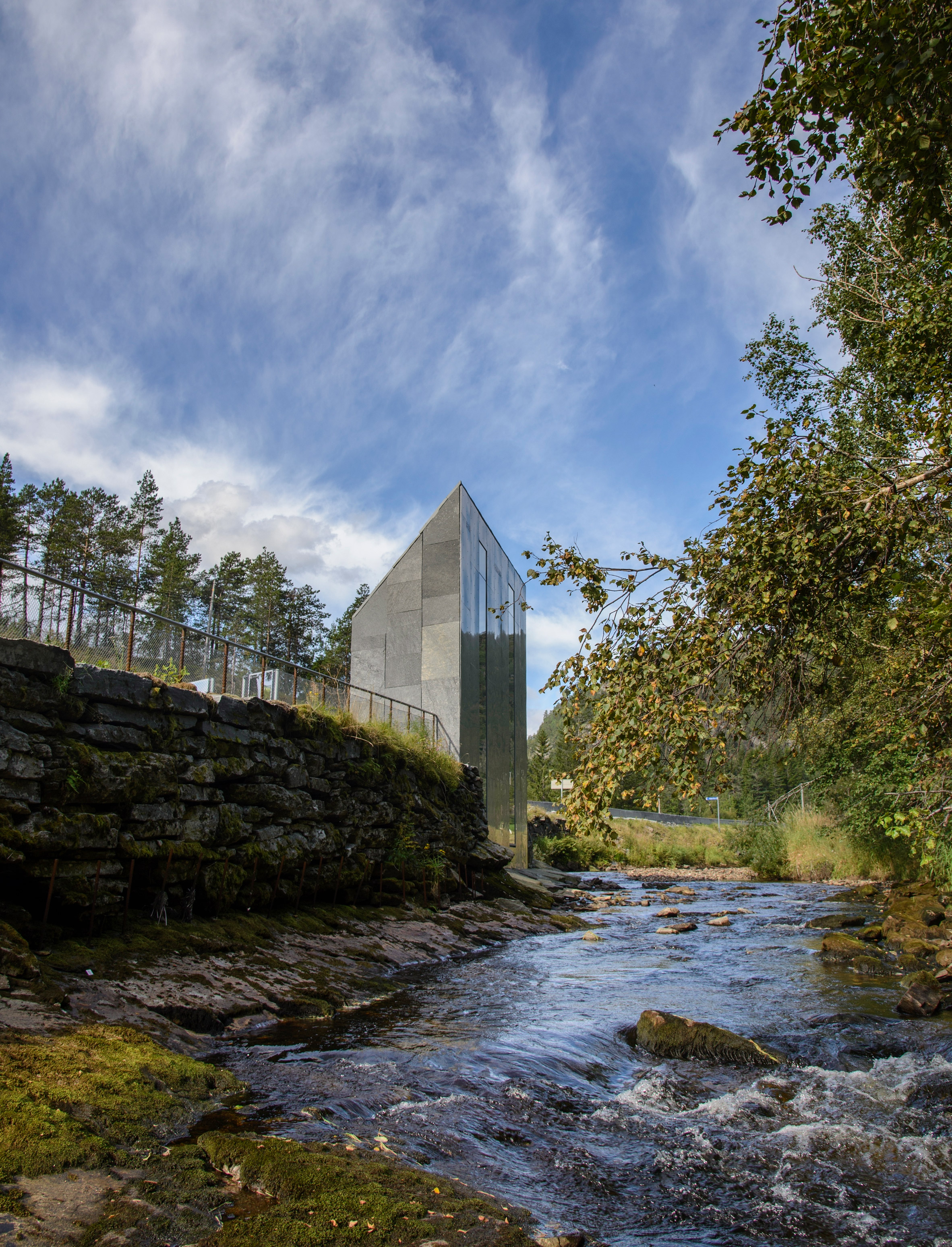Fortunen completes toilet block with views of a Norwegian valley-17