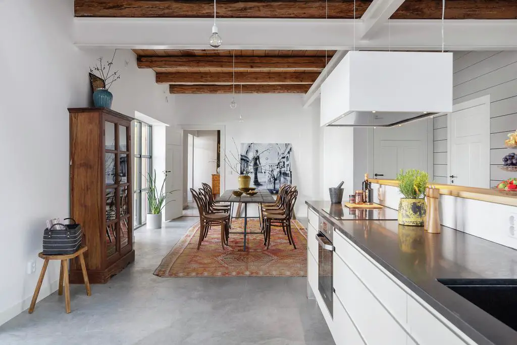 "瑞典 19 世纪古宅现代改造，工业风格窗户展现独特魅力"-4