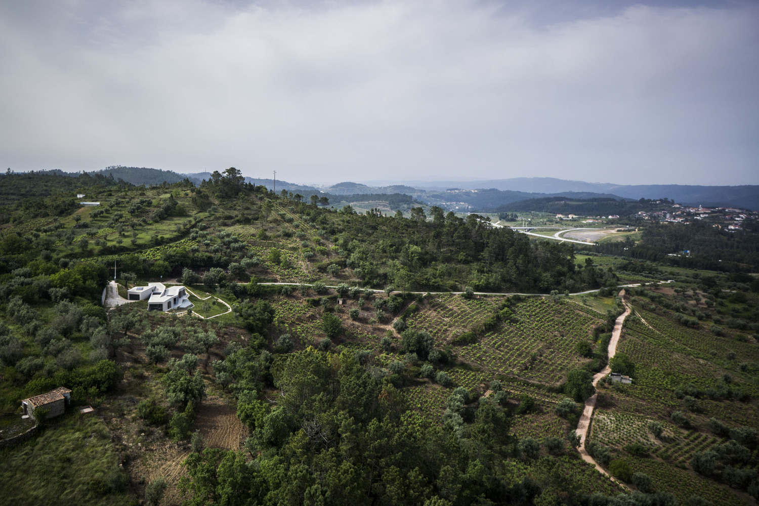 葡萄牙山间宁静住宅-37