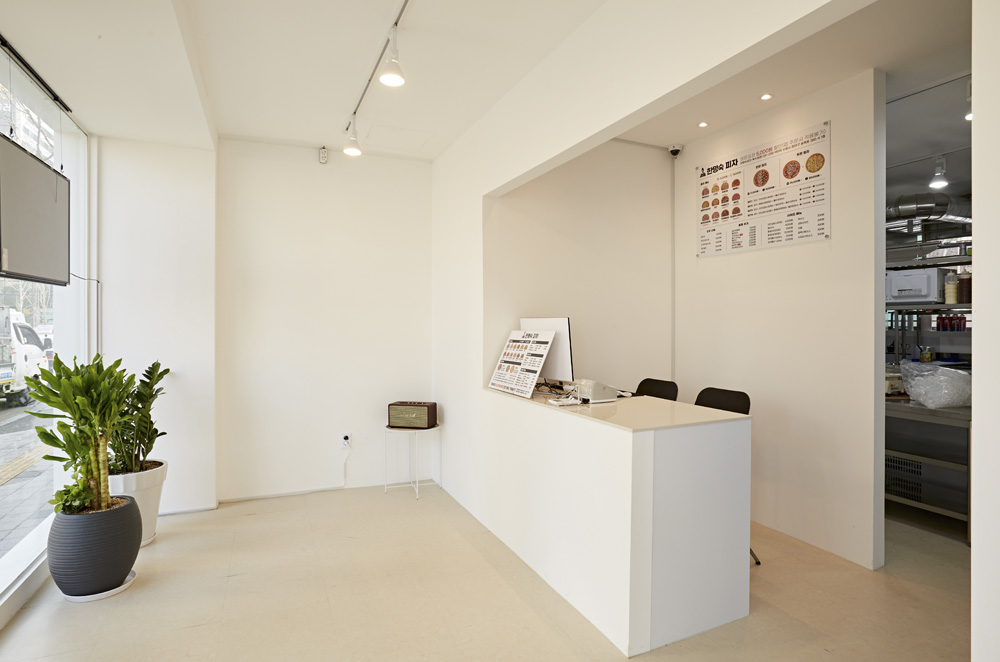 简约白色调 20 平米披萨店设计-4