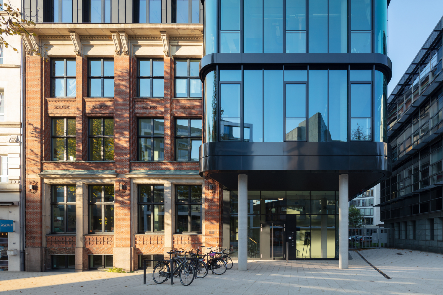 汉堡历史建筑翻新与扩建,旧砖新玻璃共融共生-12