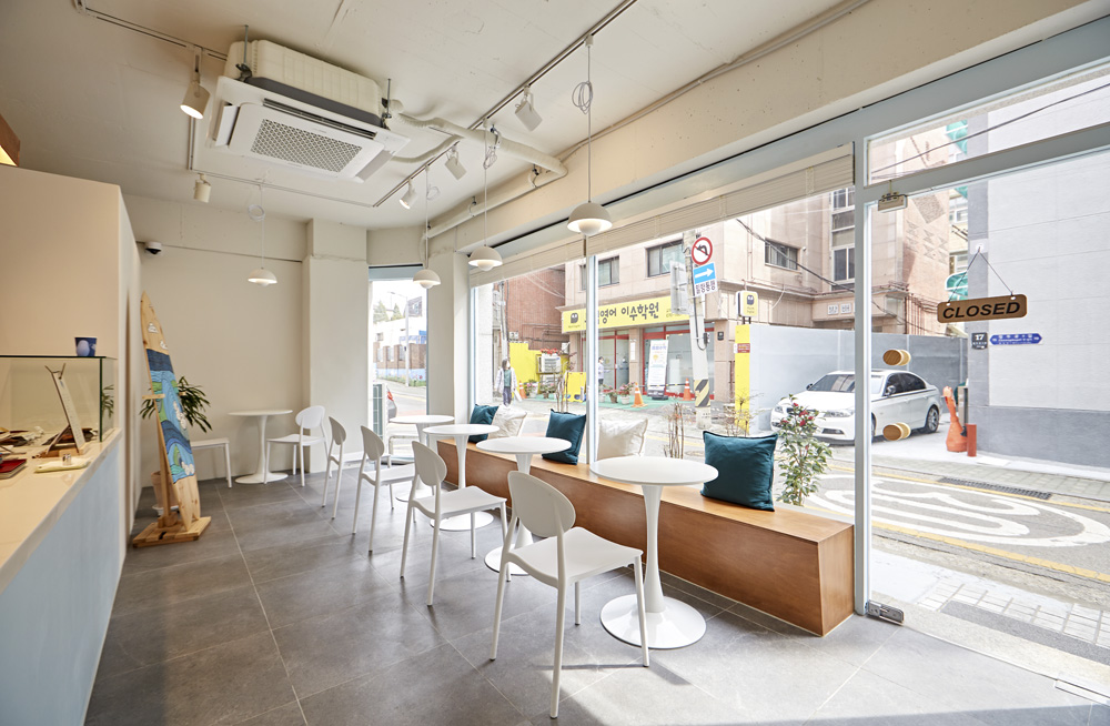 简约时尚的 12 平米咖啡店设计-5