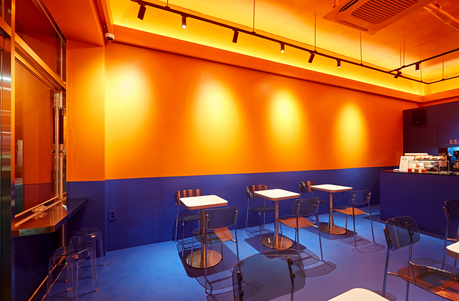 色彩斑斓的咖啡厅 | 迷你咖啡馆的室内设计魅力-7