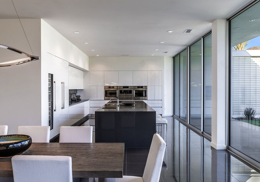 Linea Residence Featuring Minimal Lines and Walls of Glass-12