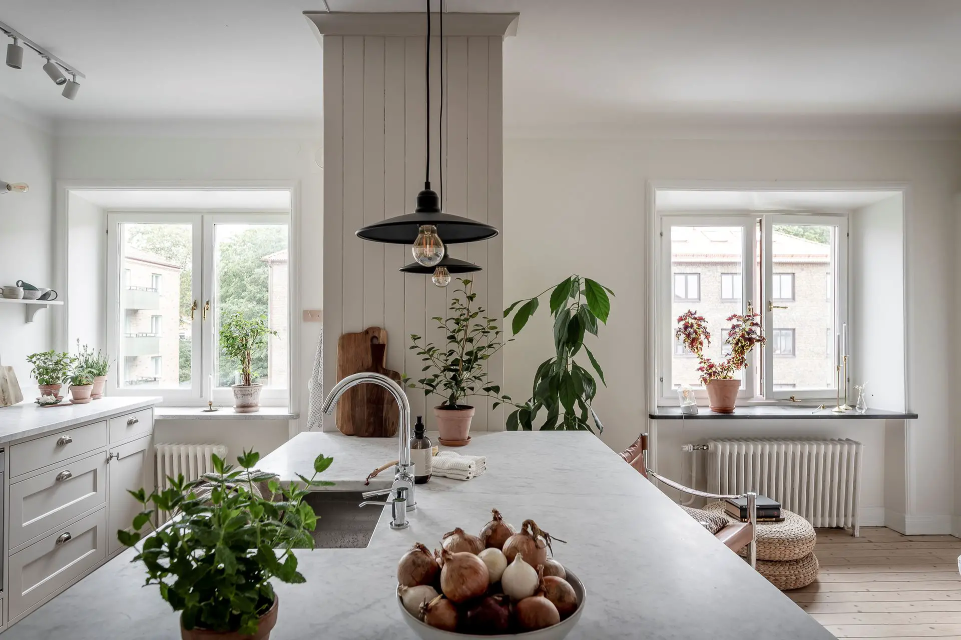 红白棋盘地板 | 古老公寓的现代魅力-7