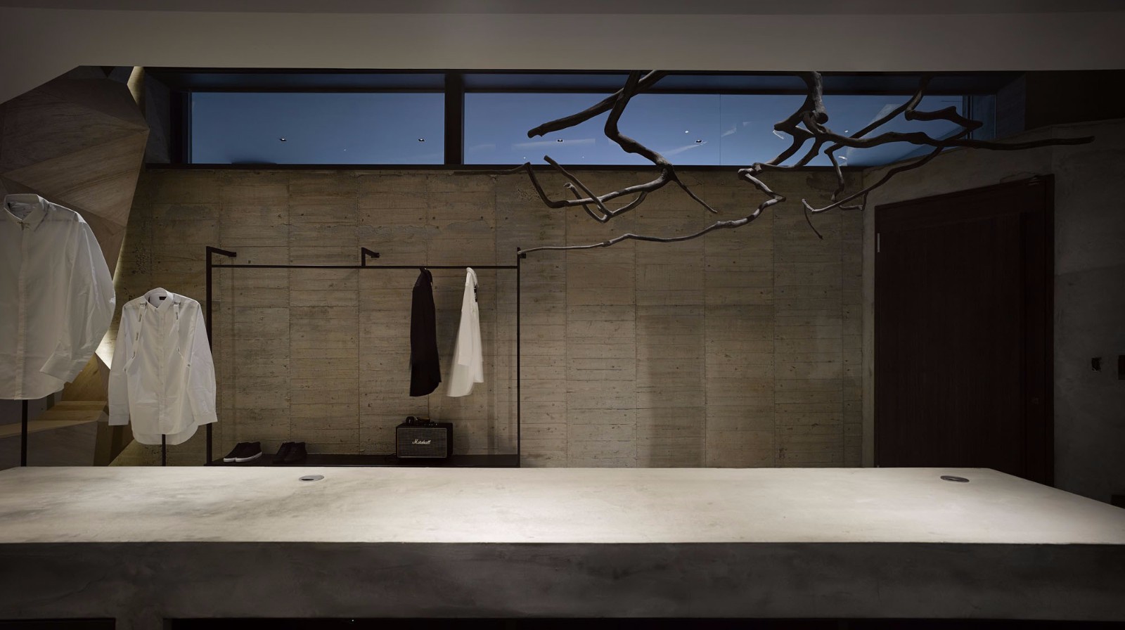 云邑设计打造工业风服装店 | 水泥地砖墙展现原始魅力-4