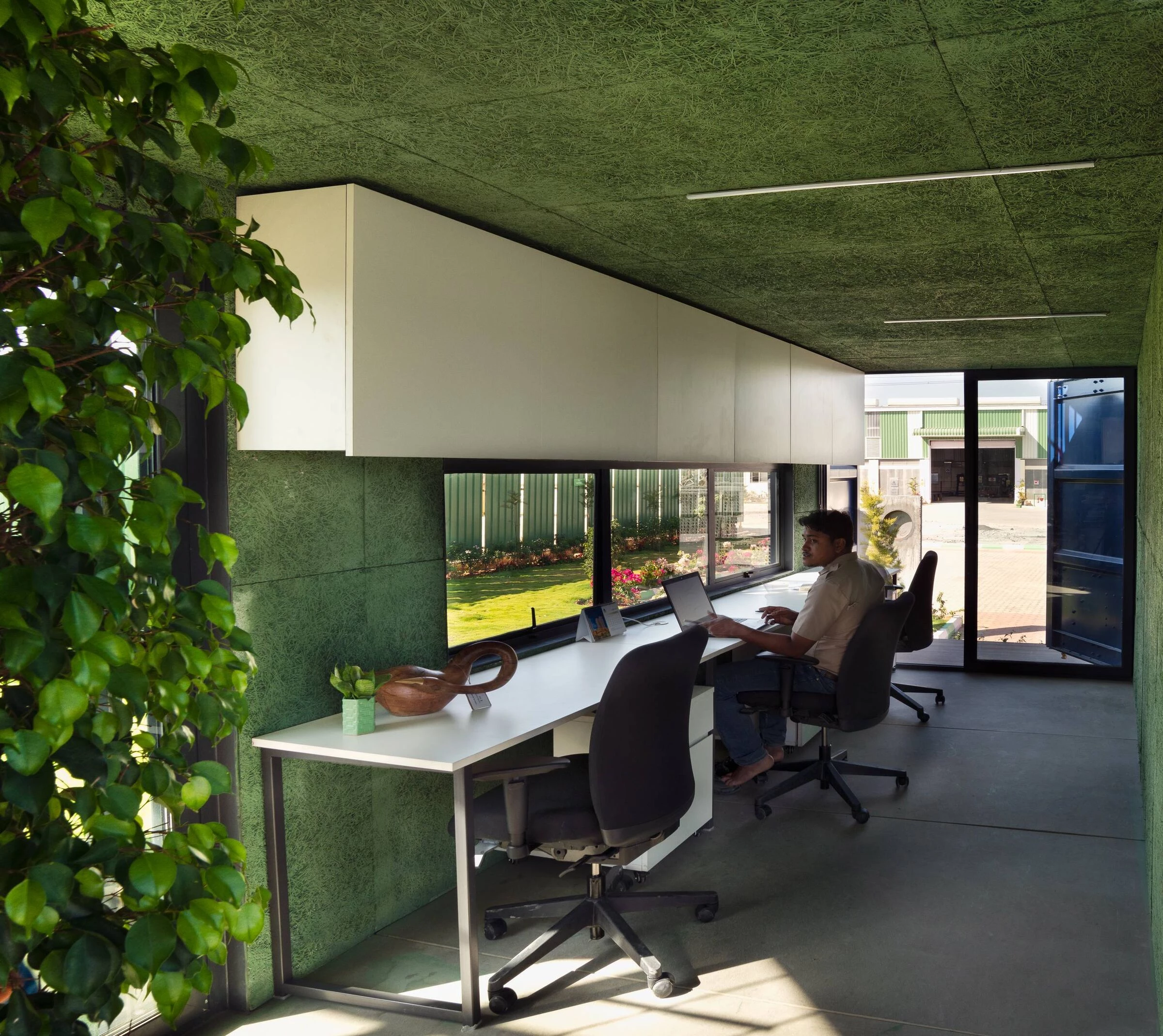 缤纷集装箱里的绿色办公空间-37