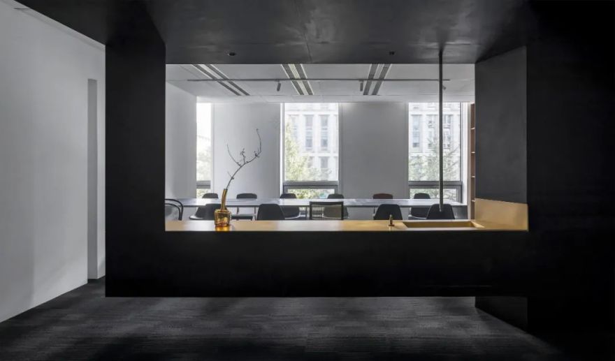 “黑亭”的无用之美,巧妙划分空间打造多功能办公环境-33