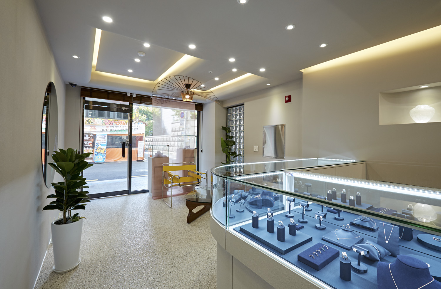 首尔 9 坪家居店，现代白色调的精致空间-5