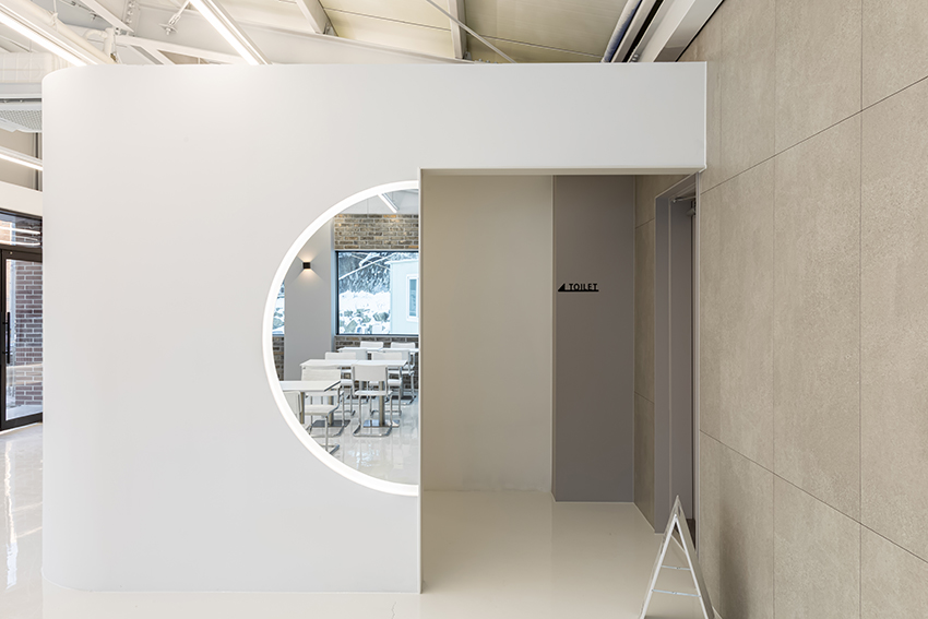 白色调的极简咖啡厅 | 60 平米的精致设计-16