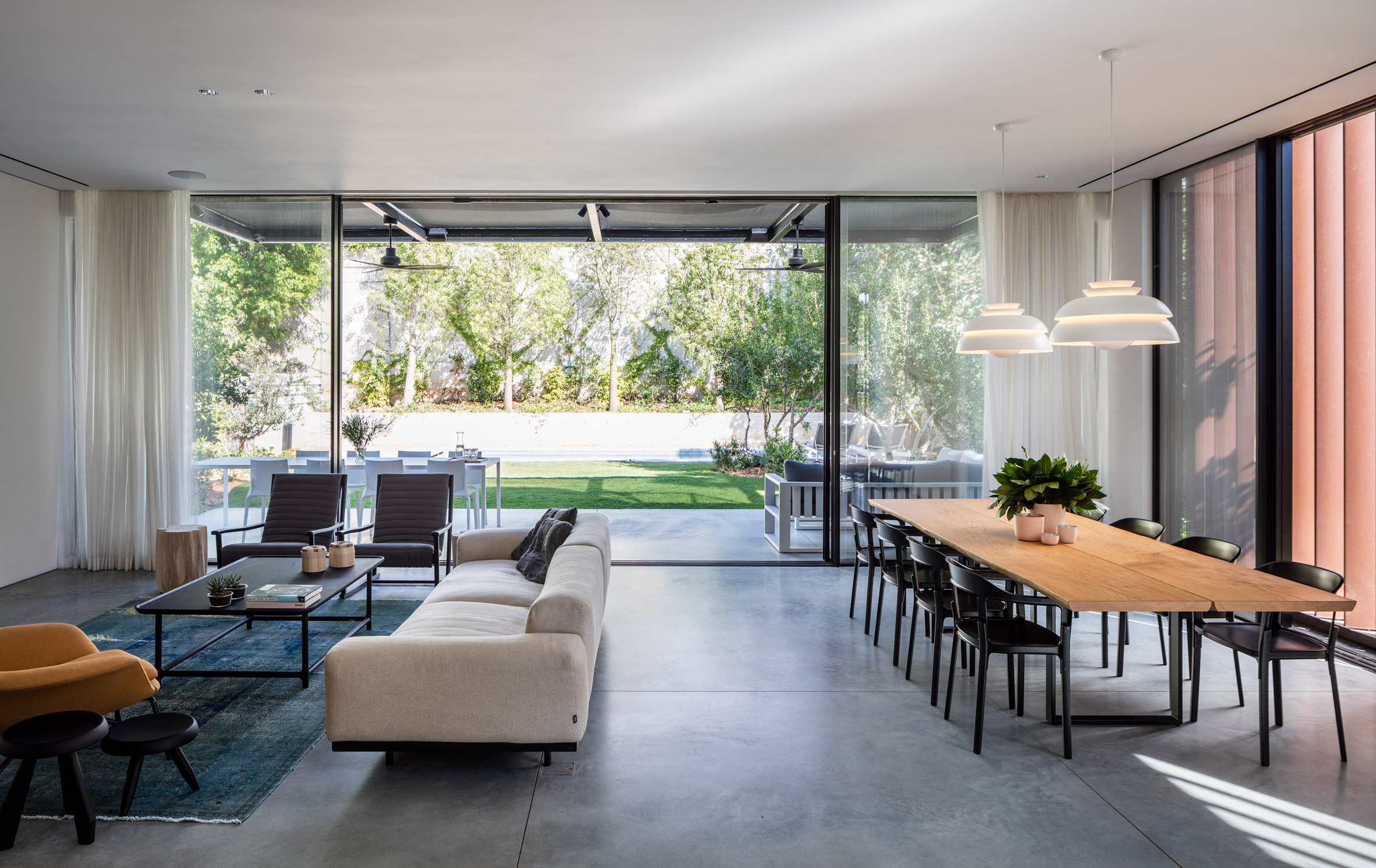Box-framed louvres shade board-marked concrete Tel Aviv house-20