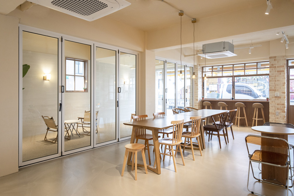 温馨优雅的白色与木色调餐厅设计-9