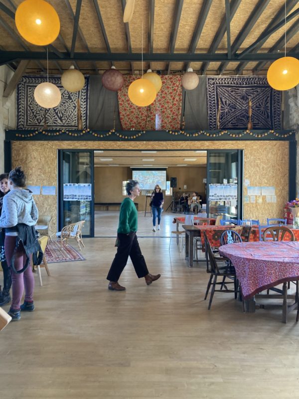 M·A·M·O·T·H机库（Hangare）

注：由于M·A·M·O·T·H可能是特定名称，没有能进一步明确具体含义的信息，只能按原样呈现Hangare常见意思是机库，法语中单词第一个字母大写一般表示地名、机构名等特定名称，所以放在这里从常见语义推测应该还是机库的专业场所名之类的如果原文HanGare是录入错误，本意是Hangare，就正好对应一致；如果HanGare有其他特殊意思，该翻译可能不准确 丨法国丨ECOPelI-12