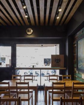 工业风 Café 周奕伶巧妙改造拉面店
