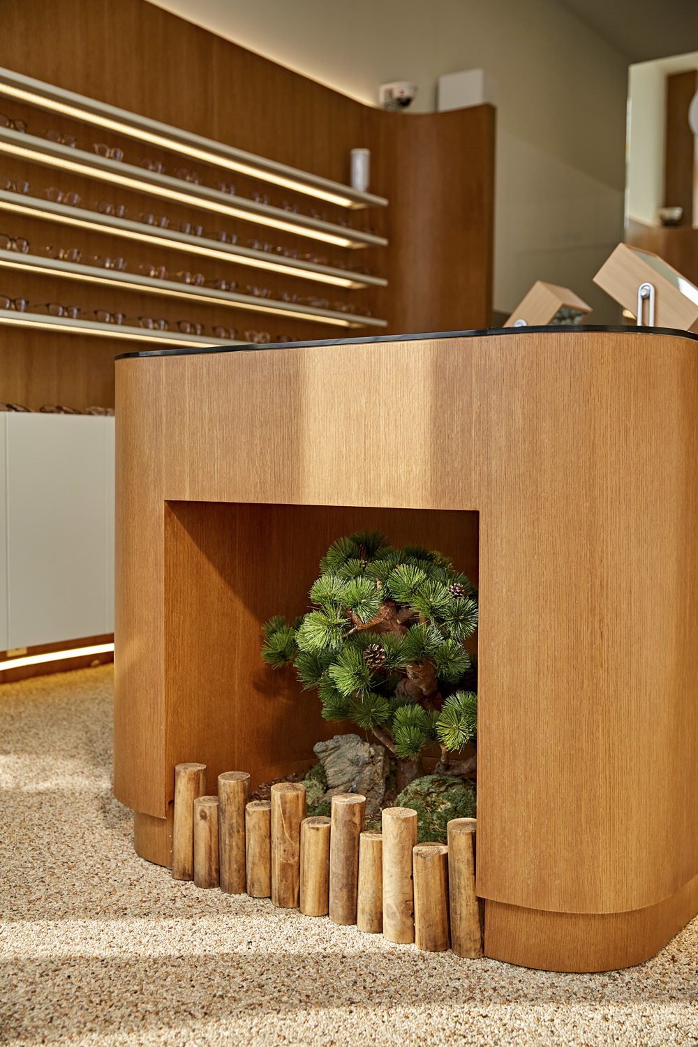 白色与木色，打造 11 平米极简眼镜店-15