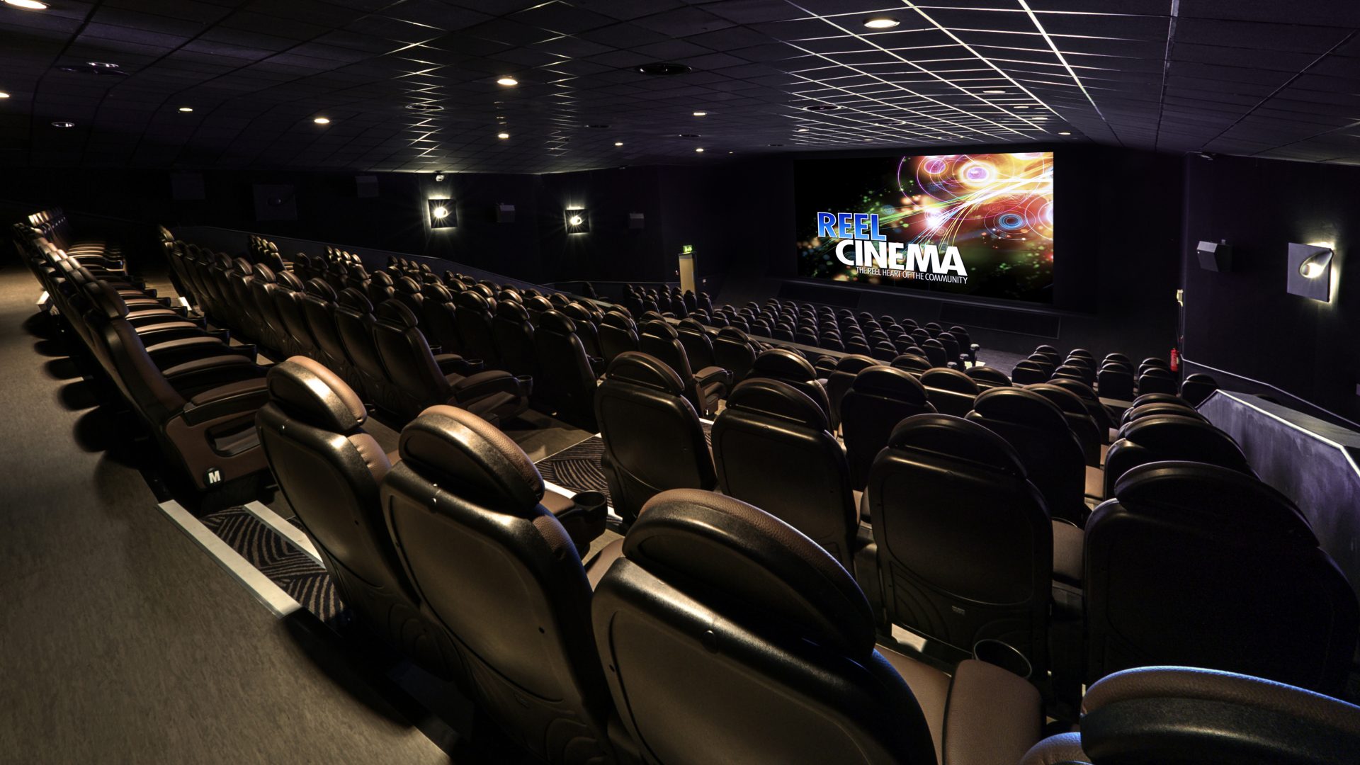 卷轴电影院；胶片电影院

注：reel常见有卷轴；胶片等意思，结合语境Cinema推测此处Reel若代指影院播放形式可理解为与胶片播放有关，所以有以上两种翻译，在没有更多背景信息下难以确定唯一含义若需更精准的唯一翻译，可提供更多原文语境 丨NBDA Architects-20