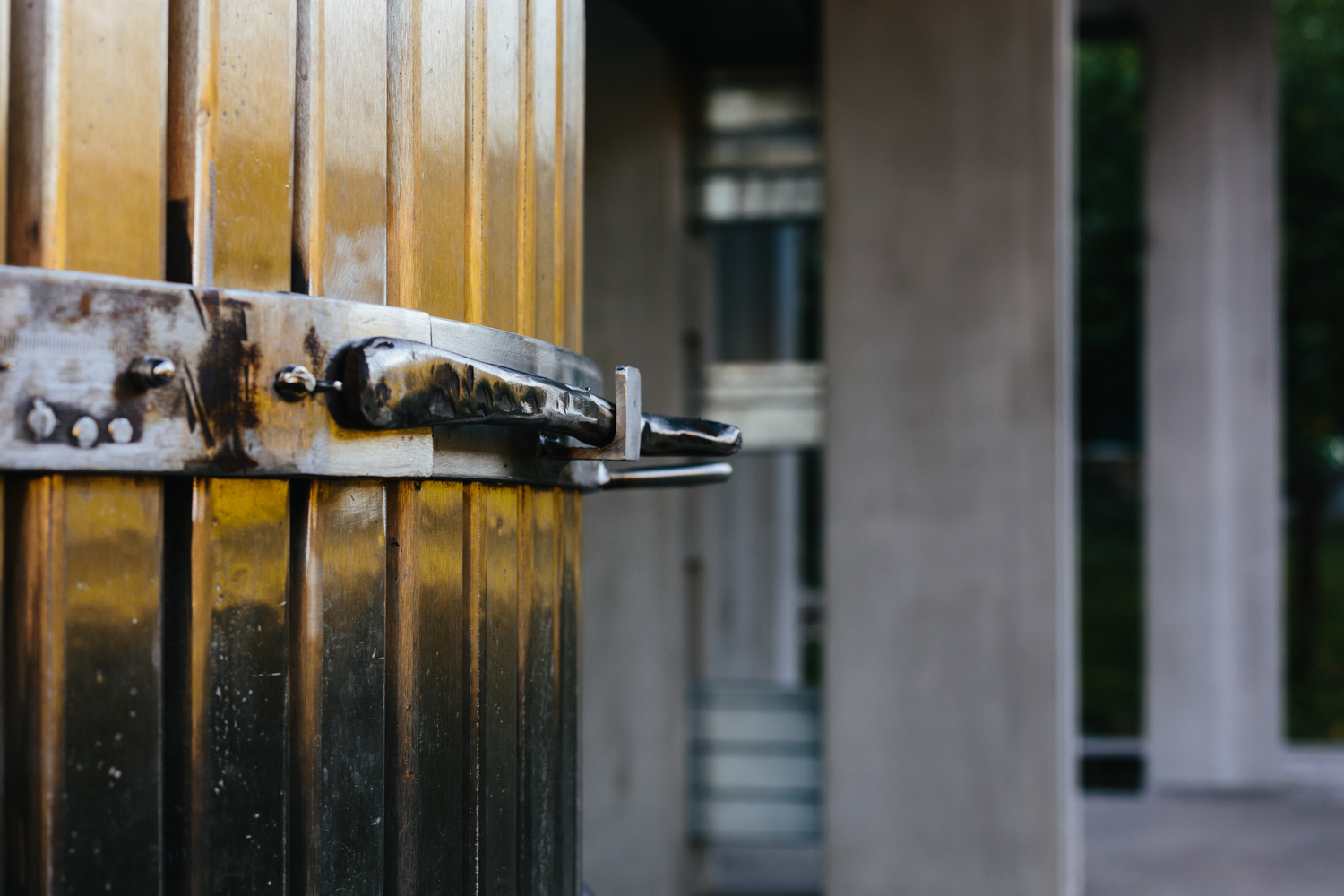 奥地利酒庄古隧道里的现代酒压机-27