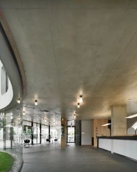 意大利围树混凝土楼丨MoDusArchitects