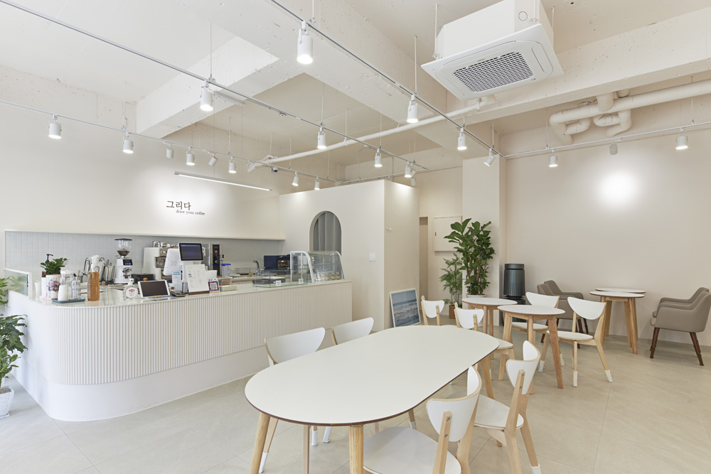 明亮氛围的 22 平米白色与木色调餐厅-3