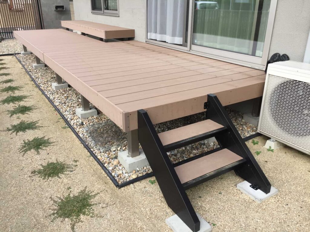 縦格子の目隠しアルミフェンスでプライバシーを確保した外構-46