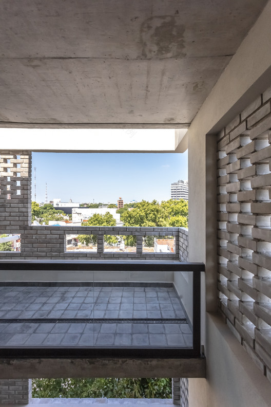 LL 2474 建筑 · Arqtipo 打造的灰色砖墙生态家园-17