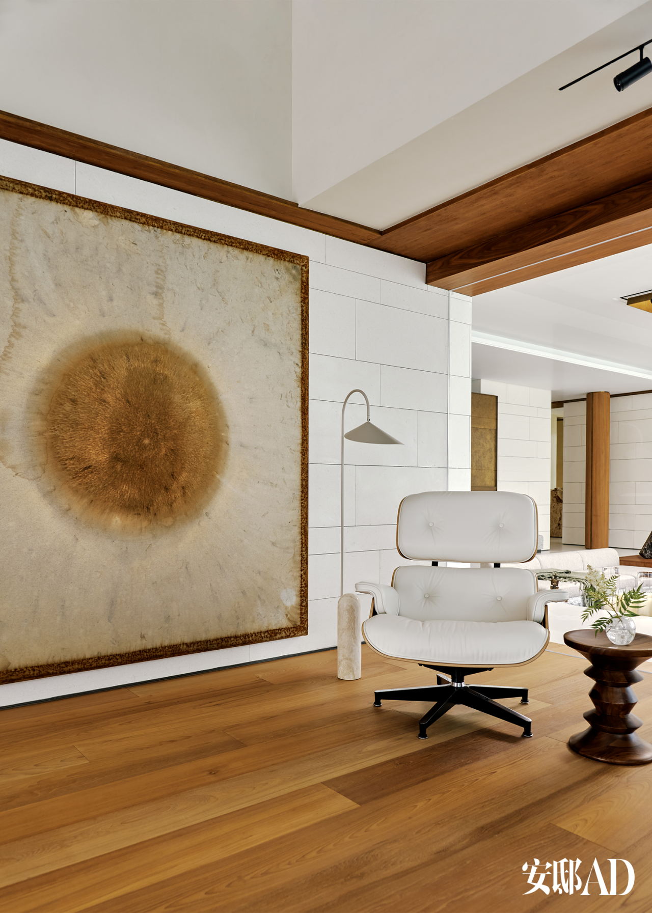 她将车库变展厅,阳光做灯光,让艺术“活”过来-29