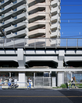 Nursery School Under Elevated Railway in Machiya / Takahiro Akiyama Architects + Atelier HMC