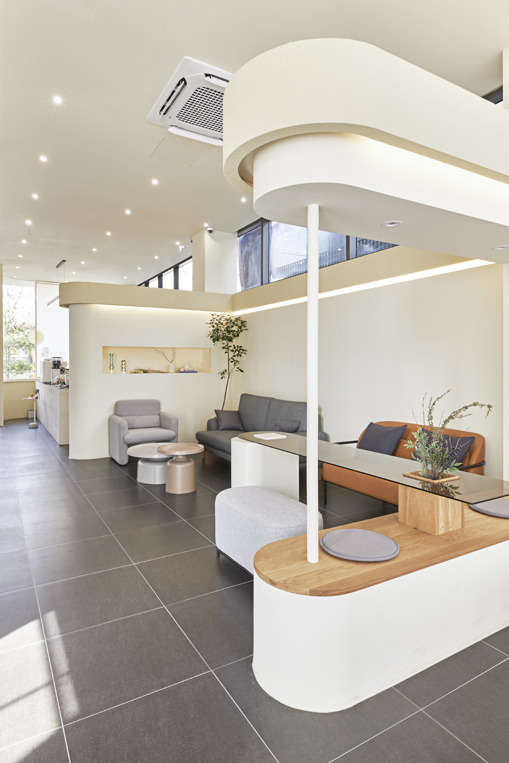 明亮的现代咖啡厅，32 平米打造舒适氛围-12