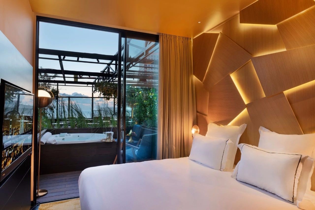 布朗酒店的灯塔-29