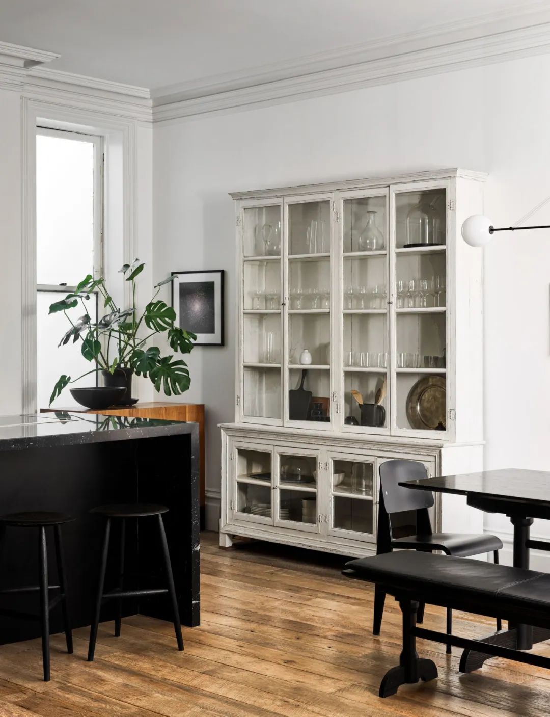 奇葩设计师用2年把房子涂成黑色,还被夸是天才？-36