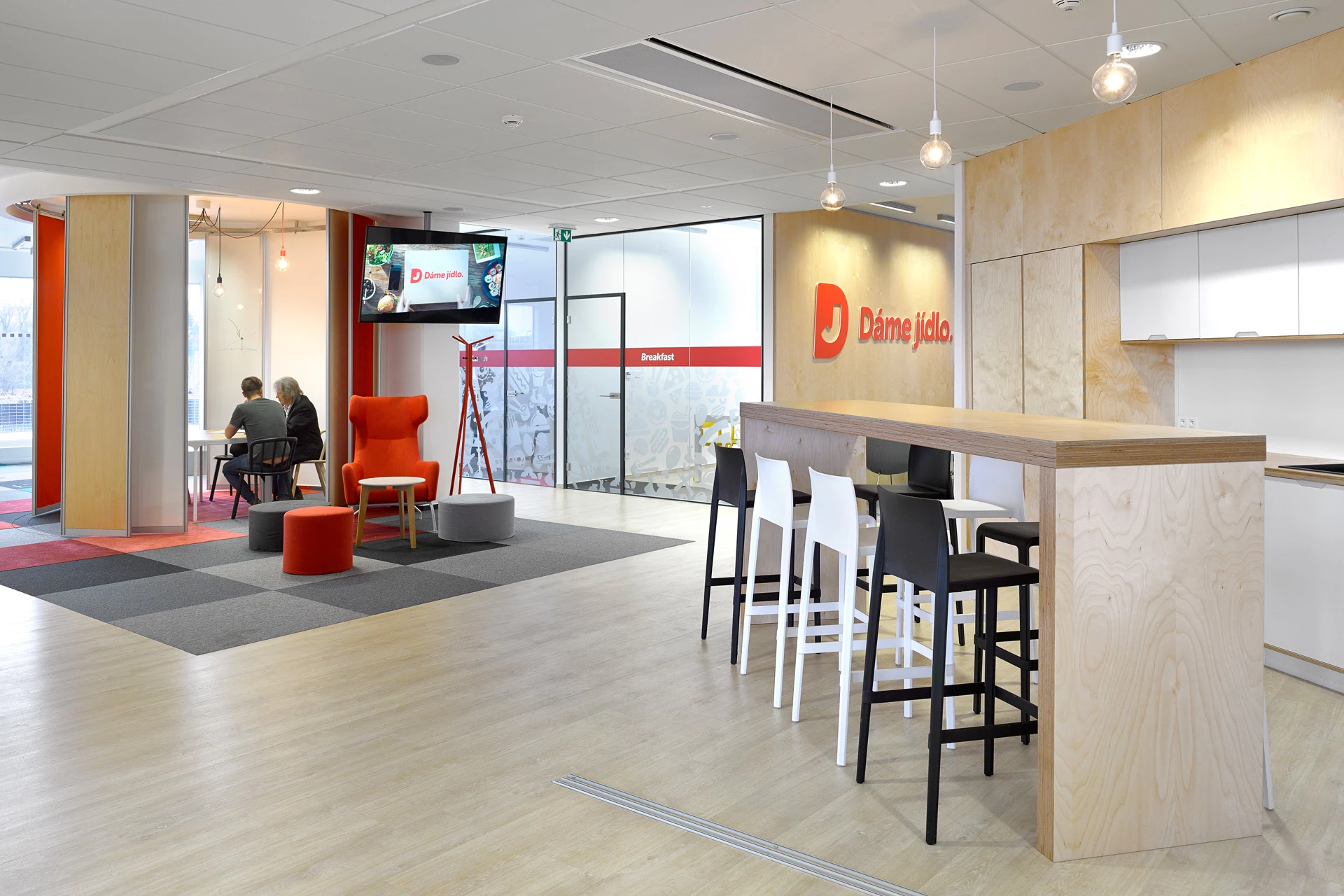 灵活办公空间，美食公司 Dáme jídlo 的年轻创意设计-25