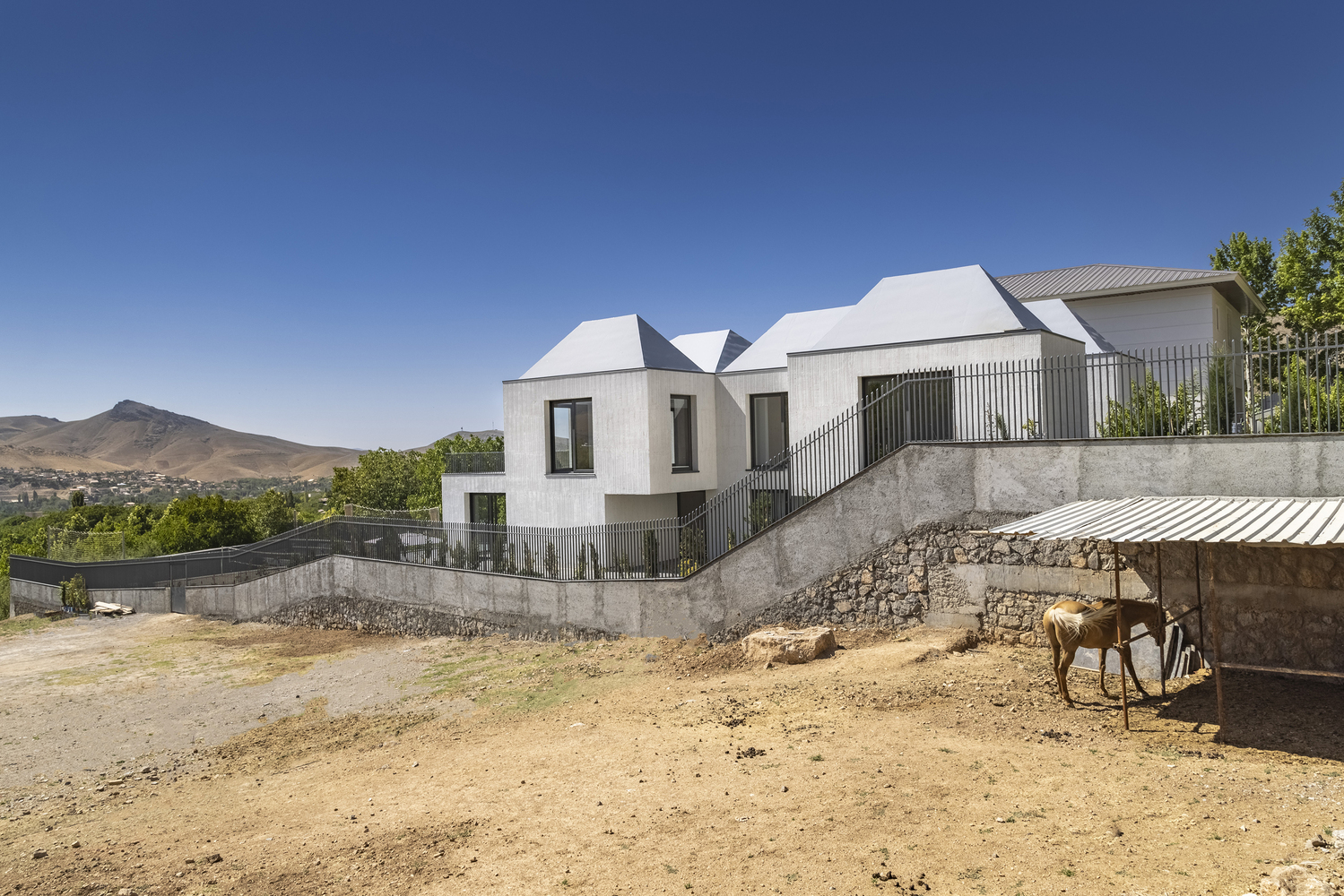 梦幻与逻辑的碰撞 · 山间别墅建筑设计丨Saeid Khan-14