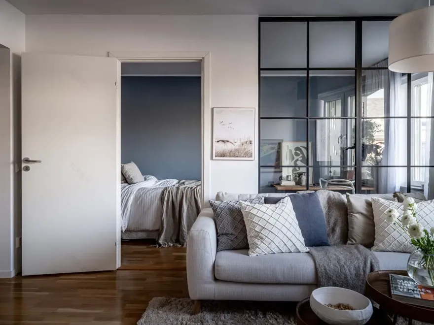 现代一居室公寓巧妙运用半玻璃墙设计-1