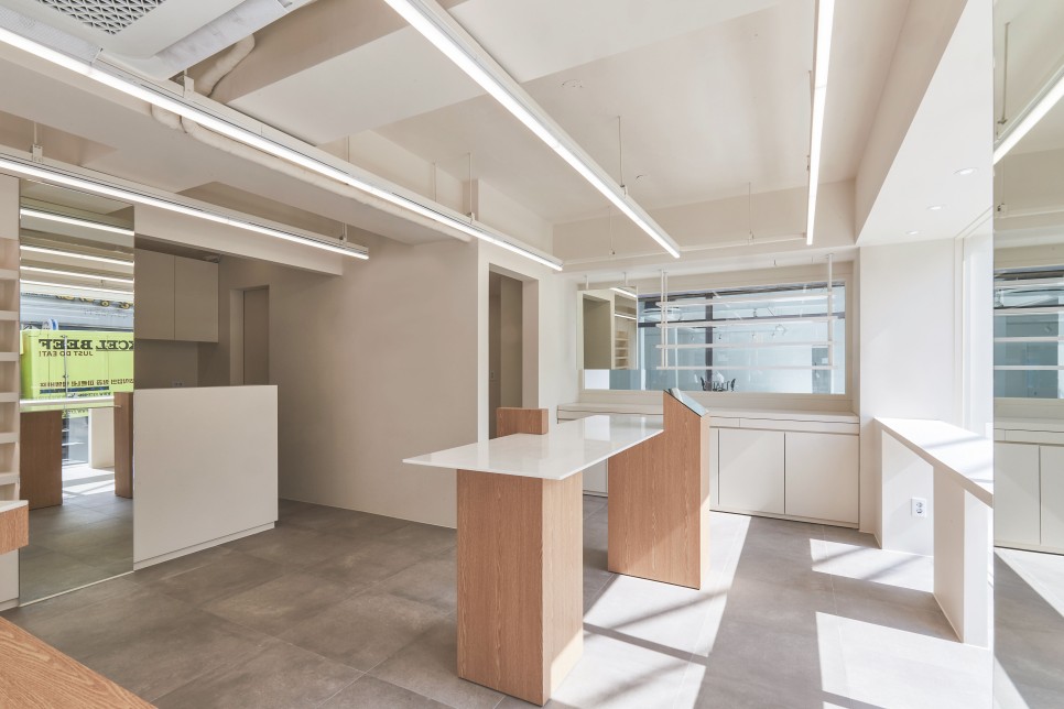 白色与木质，打造 15 平米眼镜店的极简魅力-8