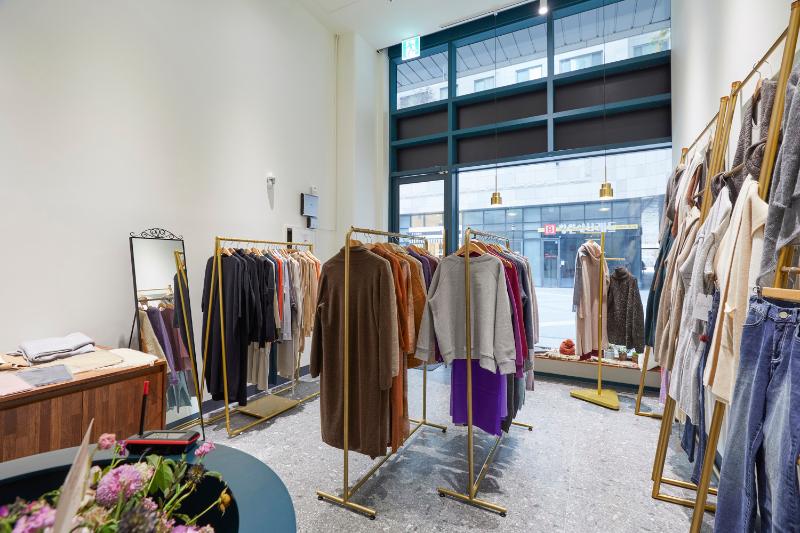 简约时尚的 11 平米服装店设计-6