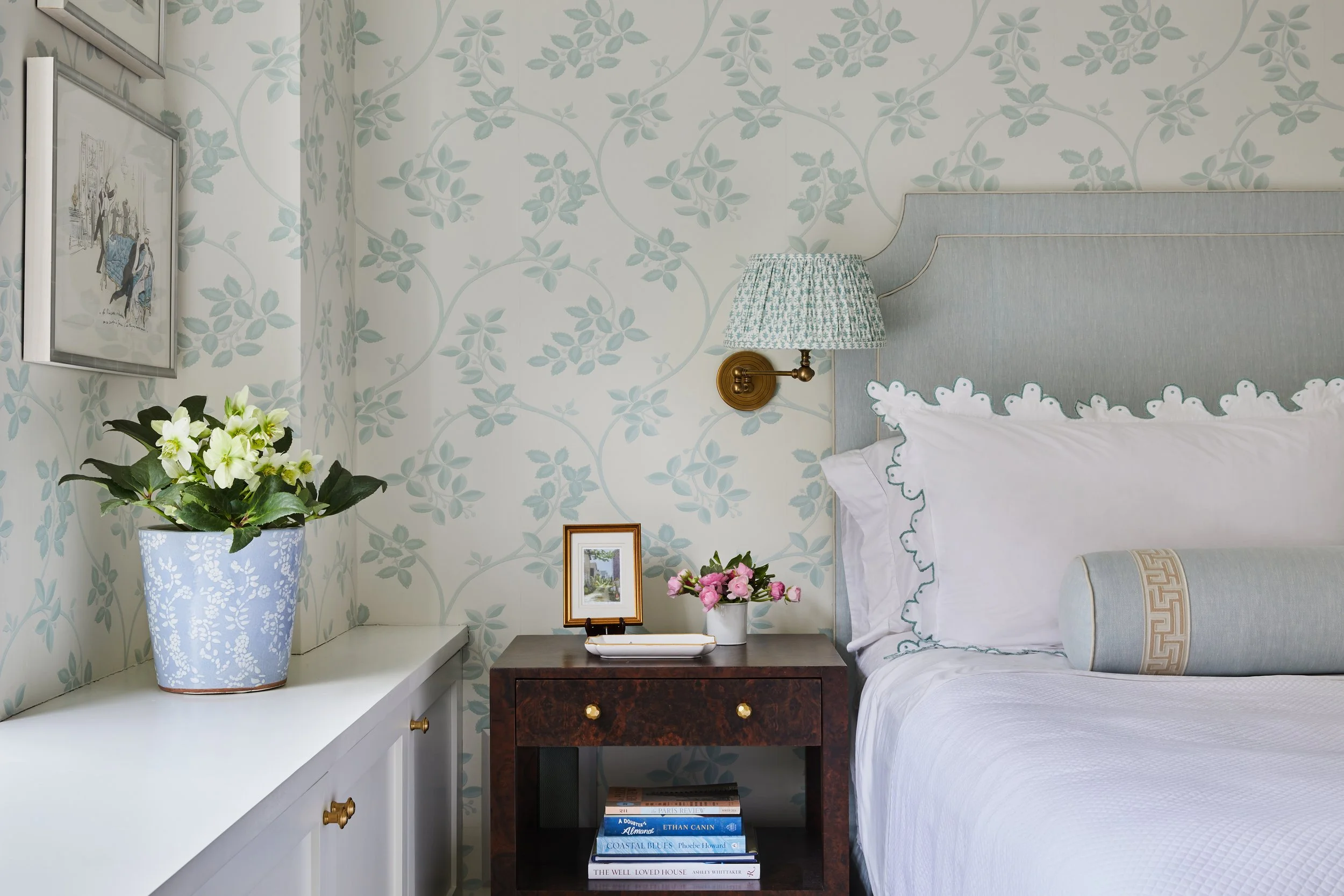 上东区美容装修（注：Cosmetic Renovation在建筑装修语境中常指外观、表面的装修，这里美容装修较符合，但可能结合具体场景也有更合适译法，若此场景为建筑领域，也可考虑上东区表面翻新 ） 丨GhanaUpper East丨Emily C. Butler-14