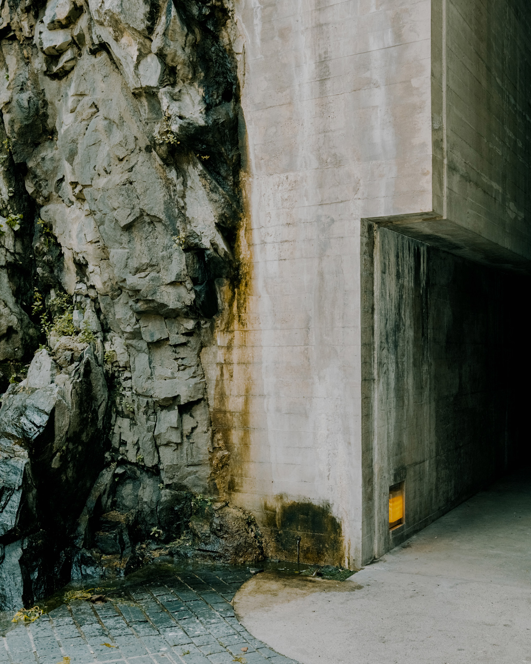 嵌入山岩的瑞士城堡入口-20