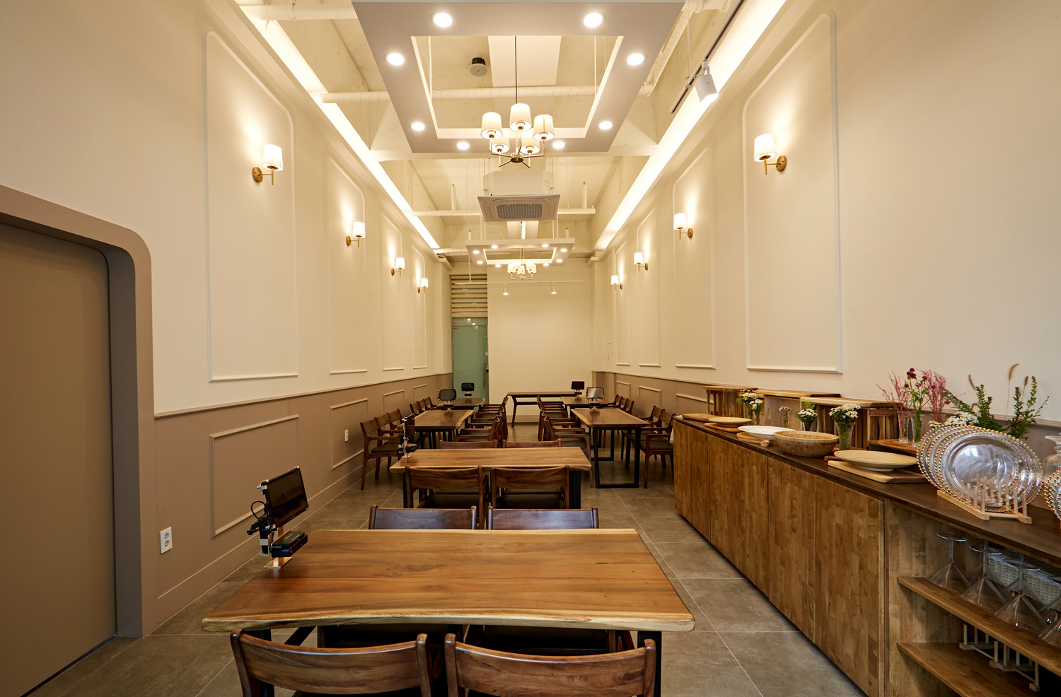 白色与木材，打造 16 平米的极简派对空间-9