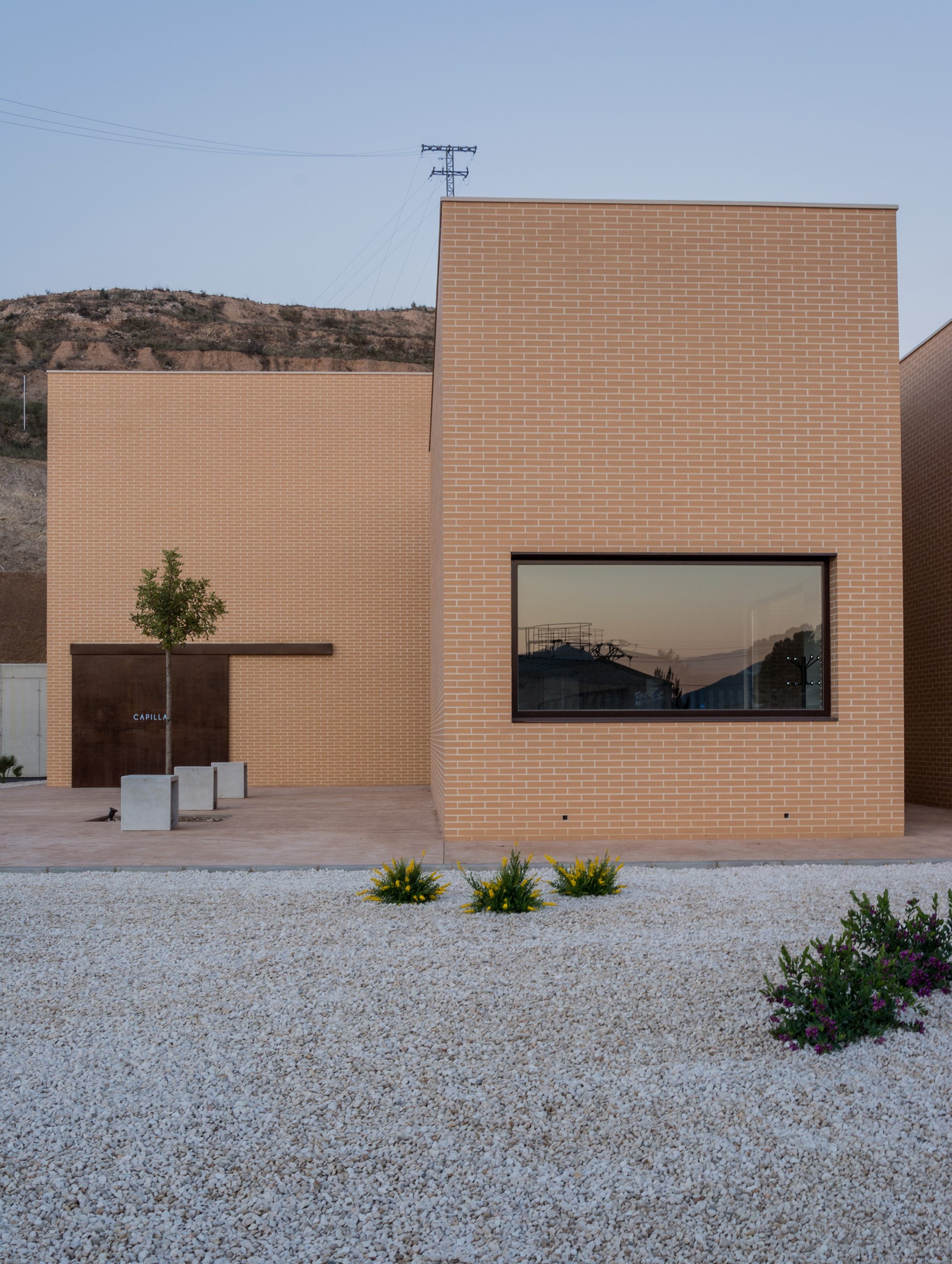 Monóvar Funeral Home | 融入自然的哀悼空间-13