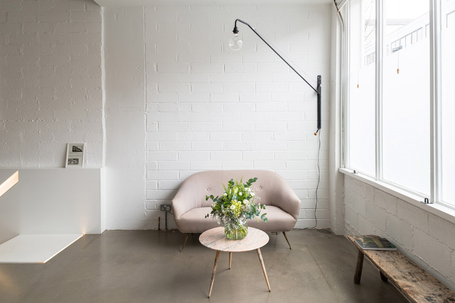 伦敦现代住宅办公室的定制家具与艺术品搭配-12