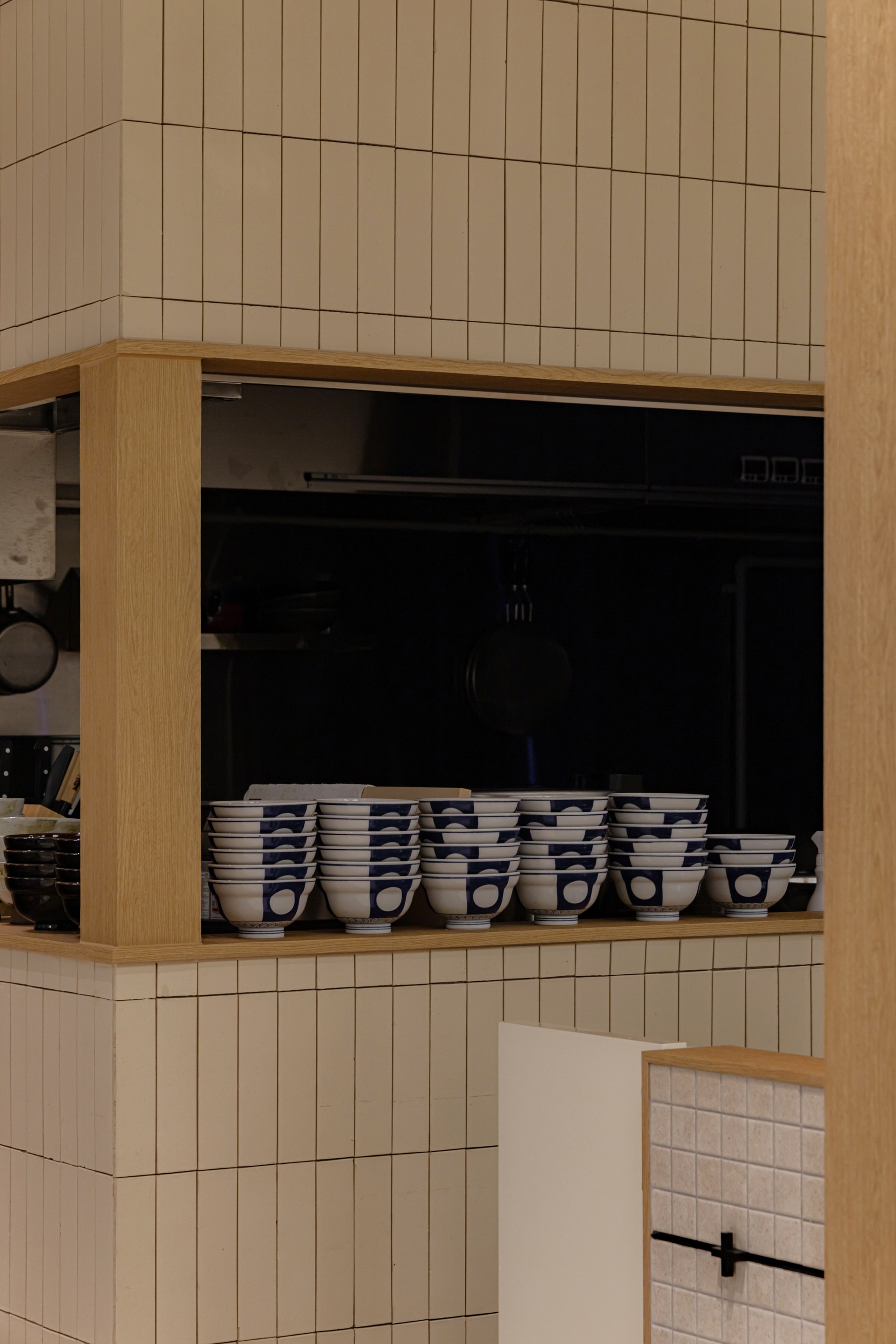 由于Kitsunetei可能是一个特定的名称（如店铺名、人名等），没有通用的对应翻译，无法进行准确翻译 丨Docent Design-3