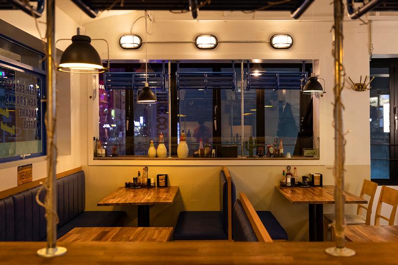 美式复古风 20 平米小咖啡馆设计-12