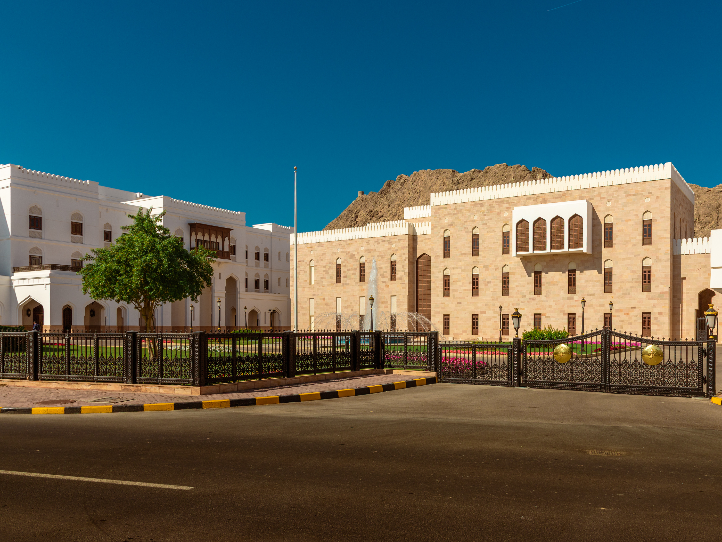 Oman - architecture, people and markets-28